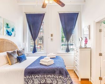 State Street Escape by Lucky Savannah - Savannah - Sypialnia