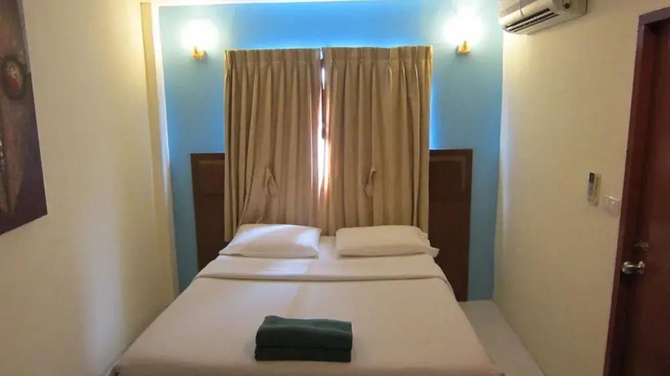 18 Coins Cafe & Hostel