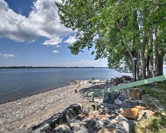 Willow Point about Lake Champlain House with 2 Kayaks! - Isle La Motte - Playa