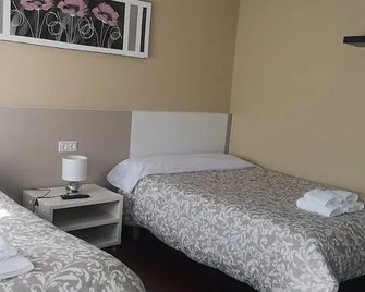 Pensión La Estación - Sarria - Schlafzimmer