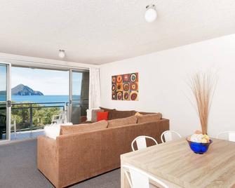 Ocean Shores Unit 10 27 Weatherly Close - Nelson Bay - Living room