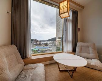 Hound Hotel Geoje Jangseungpo - Geoje - Wohnzimmer