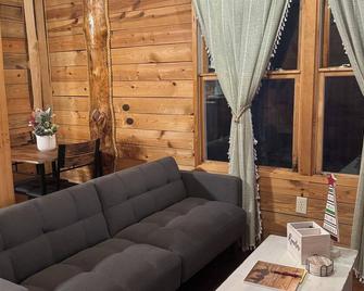 Finding Grace - Fort Payne - Wohnzimmer