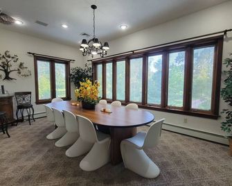 Private waterfront home/fishing, pedal boat, game room, close to Gettysburg, - New Oxford - Comedor