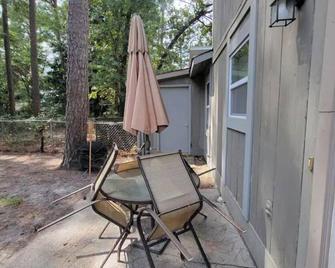 Enjoy the entire home and savor your privacy! - Jacksonville - Patio