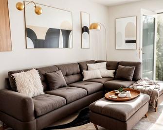 Delightful 3-bedroom 2bath apartment Norfolk - 노퍽 - 거실