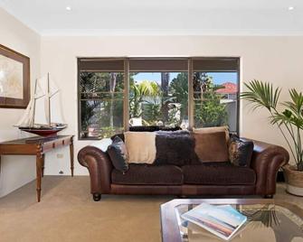 Cronulla Beach House B&B - Cronulla - Living room