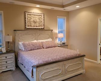 5 bdrm Lakefront Home-private lake! Accommodates 2-15 guests, great fishing too. - Salem - Habitación