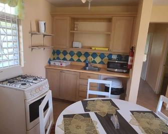 Sunflower Villas - Runaway Bay - Кухня