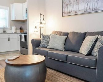 Skip the hotel. Stay 4 min from Maxwell, walk to downtown & Civil Rights landmarks, and bring your dog. - Montgomery - Living room