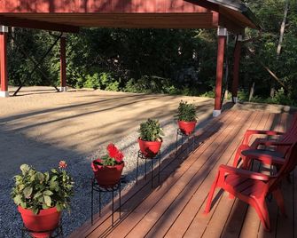 Cozy Lakefront Cabin on Big Lake, Alaska - Big Lake - Patio