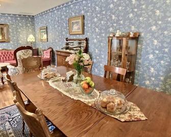 Brownstone Garden Suite Flat walk to Downtown - Eureka Springs - Dining room