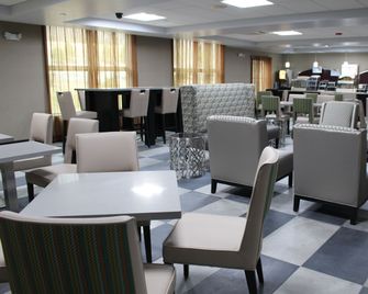 Holiday Inn Express & Suites Shawnee-Kansas City West By IHG - Shawnee - Restaurace