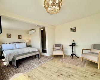Boothbay Harbors Ocean View Garden Suite! Admiral's Quarters Room 9 - Jersey's Favorite Room! - Boothbay Harbor - Bedroom