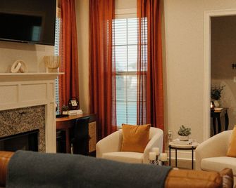 Business Ready 3brscenic Views Near Golf - Lake Charles - Living room