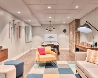 Crowne Plaza Indianapolis-Dwtn-Union Stn By IHG - Indianapolis - Living room