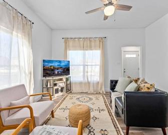 The Cozy Corner - A 2br Retreat - Sioux Falls - Living room
