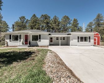 Soaring Pines! 5 acres! Newly Remodeled Private Family Rancher, Scenic Forest - Colorado Springs - Building