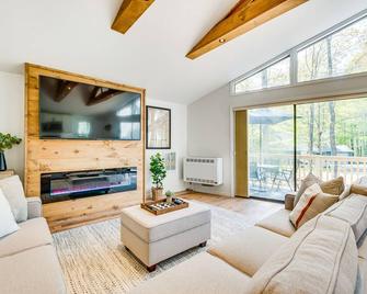 Deck and Community Perks Bright Pocono Lake Home! - Pocono Pines - Sala de estar
