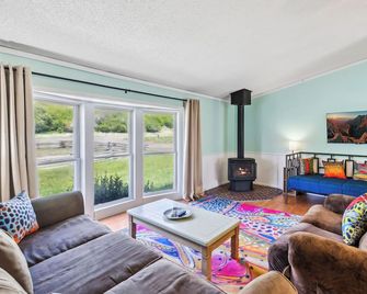 New Listing! Affordable Stay Steps to Downtown | Family & Angler’s Retreat - Creede - Sala de estar