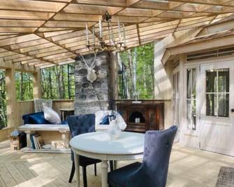 NEW!! White Oaks Gazebo by lake -Nature & Solitude - Campbellford - Restaurant