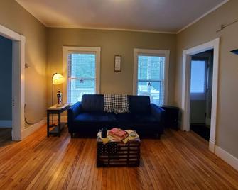 Corner Guest Home on 6 Acres along Connecticut River - Wells River - Sala de estar