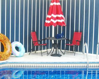 Spacious family friendly home with a heated indoor pool - Eau Claire