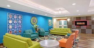 La Quinta Inn & Suites by Wyndham Grand Forks - Grand Forks - Area lounge