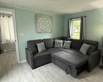 Charming 2-bedroom cottage in Sylvan Beach 2 blocks from the beach! - Sylvan Beach - Sala de estar