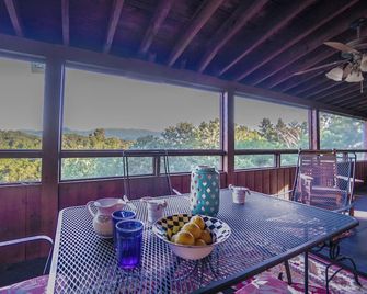Poppy's Place Cabin - Dandridge - Balcón