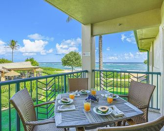 Oceanfront luxury steps from the beach with pool, hot tub, balcony & central AC - Wailua (Kauai) - Balcón