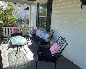 Charming Village home. Walk to Everything: Restaurants, shops, and canal trail - Pittsford - Balcony