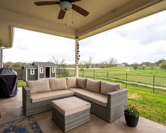 2 King Beds in this relaxing home on the greenbelt. - Buda - Balkón