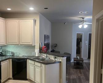 Peaceful McKinney House (Near Stacy and 121) - McKinney - Kitchen