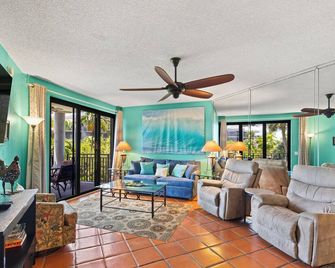 Moonlight Paradise Upgraded Family oasis Tropical views expansive balcony - Key West - Salon