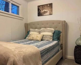 Cozy updated 2 BR on bike path, walk to Lake Huron - Tawas City - Camera da letto