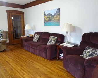 4 blks St Marys Main fl beds/bath CoveredByFaith - Rochester - Living room