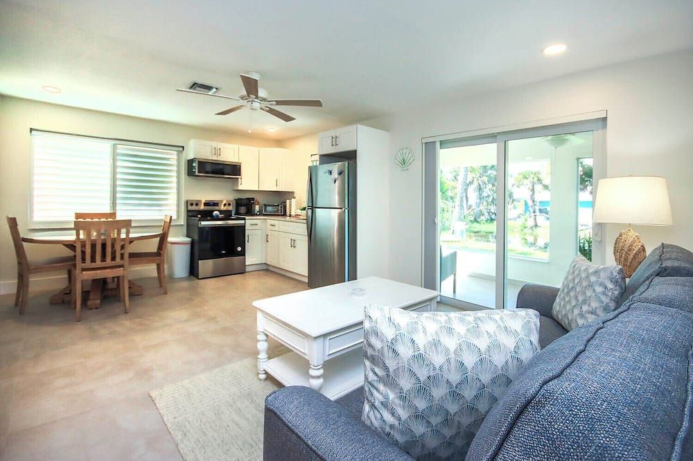 West End Paradise Unit Scallop 5 - One bedroom suite w/water views - 薩尼貝爾 - 客廳