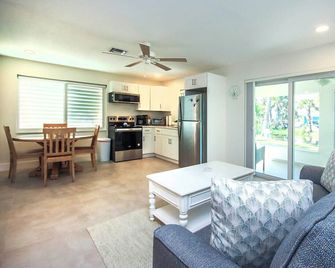 West End Paradise Unit Scallop 5 - One bedroom suite w/water views - 薩尼貝爾 - 客廳