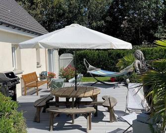 La Sauge a haven of peace 350m from the sea with a beautiful south-facing garden - Quiberville - Patio