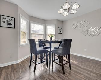 Plush Two Bedroom Retreat. A Home Away From Home! - Riverdale - Restaurant