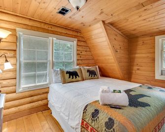 Atlanta Getaway 4-Br Cabin W/Swimming Pool, Hot Tub, Game Room, High-Speed Wifi - Stockbridge - Bedroom