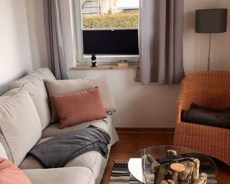 Aalhaus Wustrow Apartment to the meadow 900 m to the beach - Ostseebad Wustrow - Huiskamer