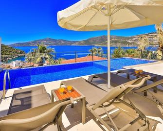 Spacious Villa for 8, 200 Metres From the Sea, in Kishla, Kalkan - Kalkan - Balcón