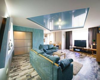 Paulmarie Apartments On Voinov Int. - Vitebsk - Living room