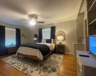 Spacious home near medical / college - Tyler - Bedroom
