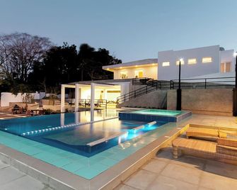 تي هاوس تاجايتاي - تاجايتاى - حوض السباحة