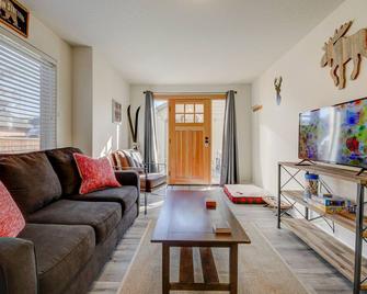 Downtown Sisters Suite - Hot Tub - Dog Friendly - Sisters - Living room