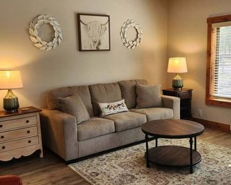 Serene cabin with WiFi in La Pine - La Pine - Living room