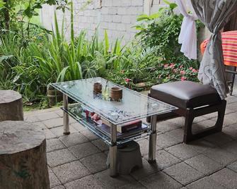 Chrisma Bed and Breakfast - Tomohon - Patio